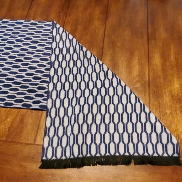 🧚‍♂️Nordstrom scarf Satin poly mix - Picture 4 of 5